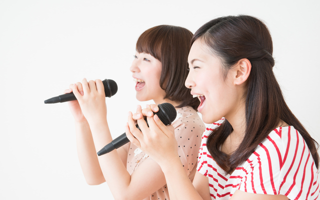 女性で音痴な人でもカラオケで歌える！おすすめの歌いやすい曲とは！？｜カラオケ情報サイト
